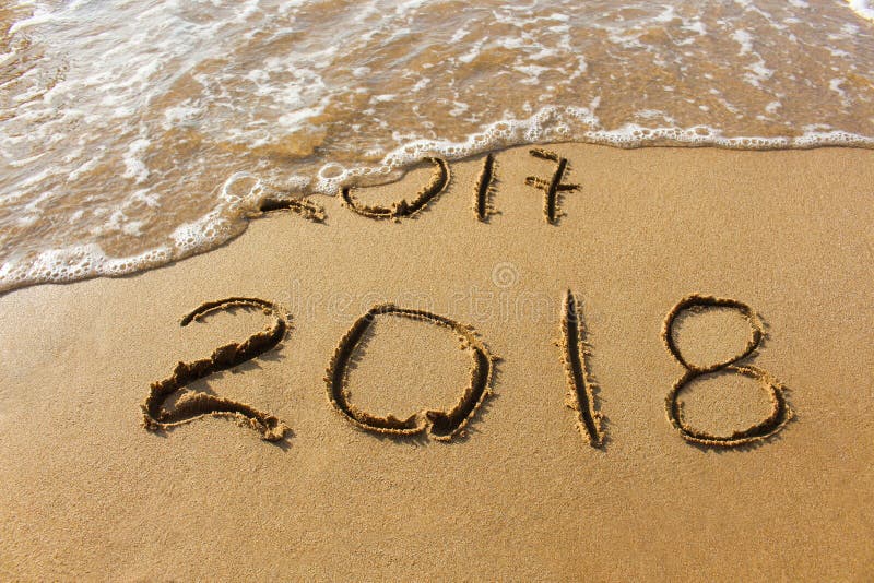 2017 und 2018 Jahre geschrieben auf Meer des sandigen Strandes lizenzfreies stockbild 2017 und 2018 Jahre geschrieben auf Meer des sandigen Strandes lizenzfreies stockbild