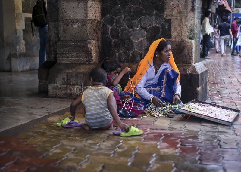 Under behörighetsgatuförsäljare i Mumbai Indien royaltyfria foton Under behörighetsgatuförsäljare i Mumbai Indien royaltyfria foton