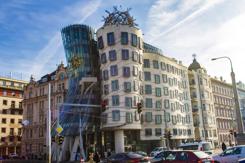 Under ett strålande skum, det unika designade danshuset i prag arkivbild