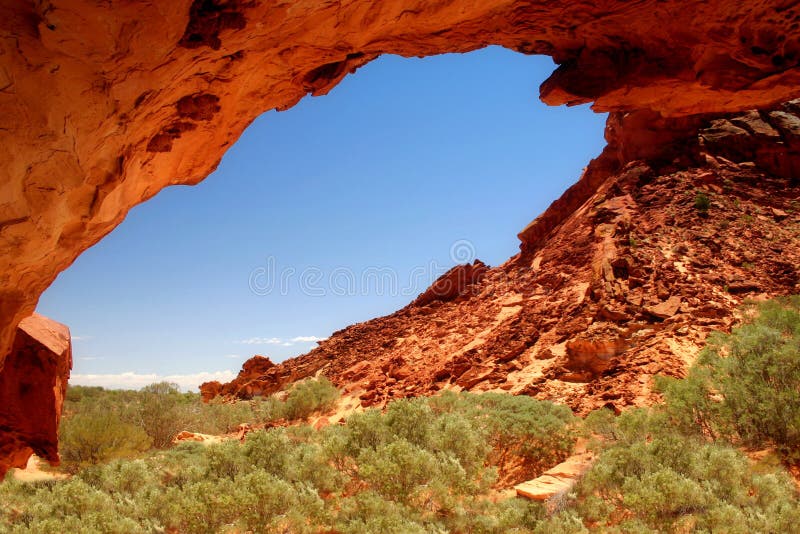 Vista da sotto Roccia del Fungo, che si trova nel Nord Territorys Rainbow Valley, Australia.