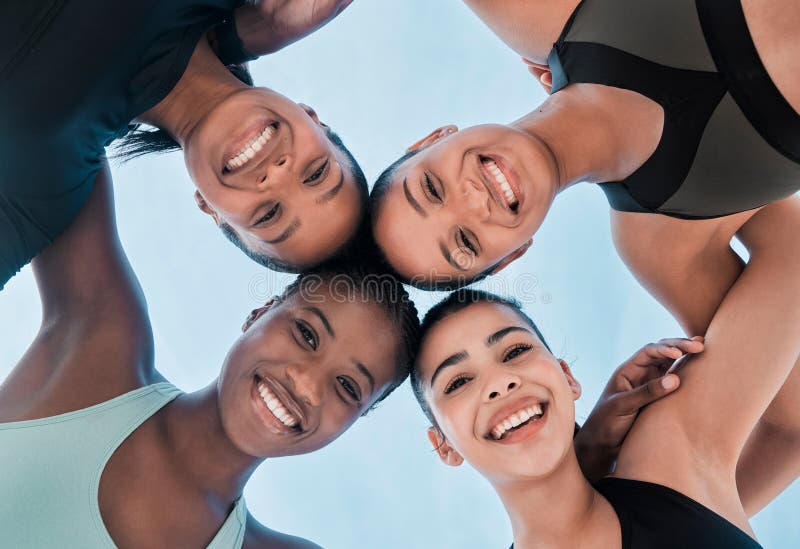 Under vänner och porträtt eller lyckliga till naturen för träning och äventyr eller grupp utomhus. Support Smile och fotografering för bildbyråer