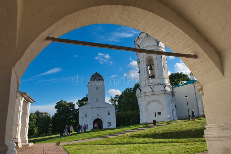Underbar arkitektur och naturlig skönhet i museumreserven Kolomenskoye i Moskva royaltyfri foto Underbar arkitektur och naturlig skönhet i museumreserven Kolomenskoye i Moskva royaltyfri foto