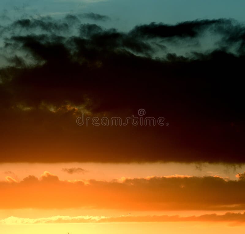 Underbar sky Tappningbild av solnedg?nghimmel med m?rka dramatiska moln Bakgrund Fotografi ljus arkivbild Underbar sky Tappningbild av solnedg?nghimmel med m?rka dramatiska moln Bakgrund Fotografi ljus arkivbild