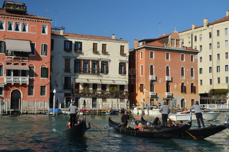 Underbart foto på solnedgången av Grand Canal med tre Gondolors som går turister i Venedig Lopp ferier, arkitektur royaltyfri bild Underbart foto på solnedgången av Grand Canal med tre Gondolors som går turister i Venedig Lopp ferier, arkitektur royaltyfri bild