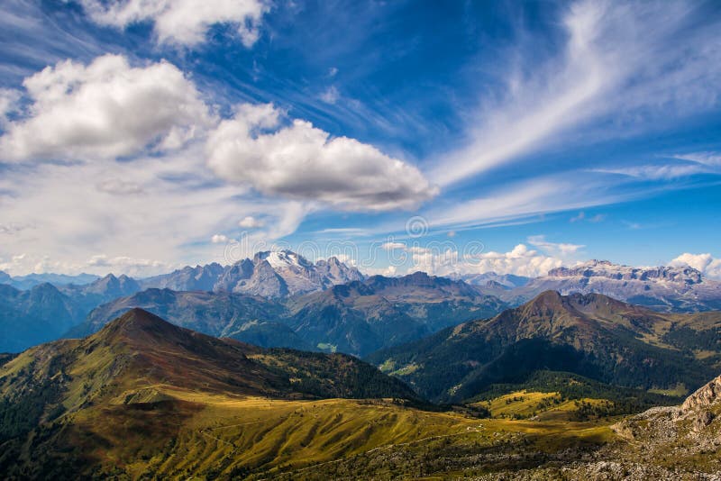 Underbart landskap av Dolomitesfjällängarna Förbluffa sikt av det Marmolada berget Läge: Södra Tyrol, Dolomites, Italien Lopp in arkivbilder Underbart landskap av Dolomitesfjällängarna Förbluffa sikt av det Marmolada berget Läge: Södra Tyrol, Dolomites, Italien Lopp in arkivbilder