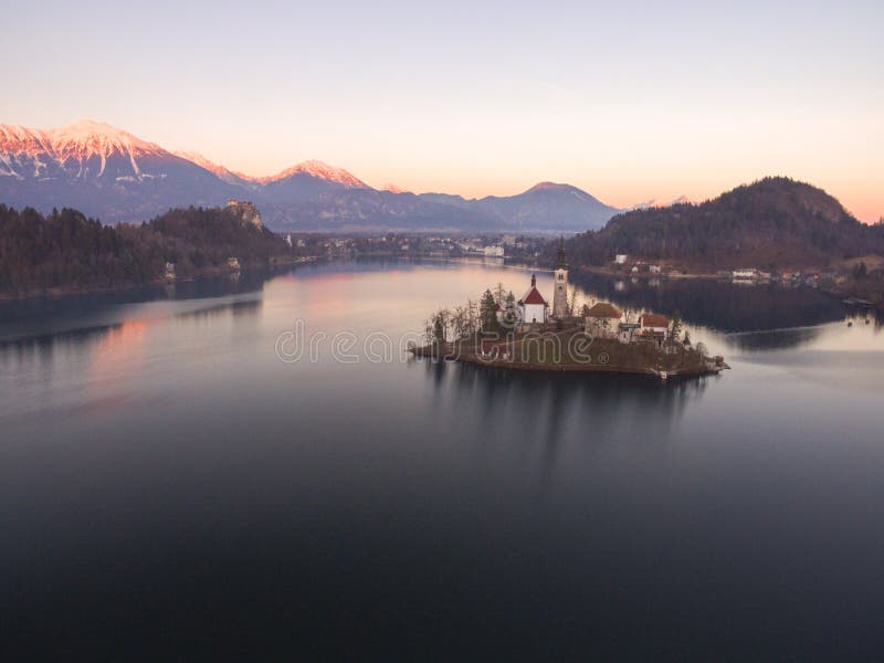 Underbart ljust höstlandskap under solnedgång Enorm saga sjö som blödas i Julian Alps, Slovenien, Europa royaltyfria foton Underbart ljust höstlandskap under solnedgång Enorm saga sjö som blödas i Julian Alps, Slovenien, Europa royaltyfria foton