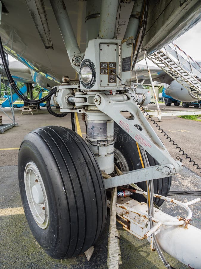 Undercarriage of jumbo jet stock photo. Image of tire 34813712
