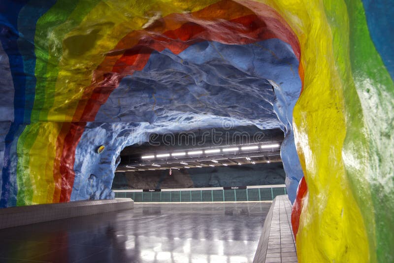 Undergrond-Metrostation in Stockholm mit Regenbogenmalereidesign lizenzfreies stockfoto Undergrond-Metrostation in Stockholm mit Regenbogenmalereidesign lizenzfreies stockfoto