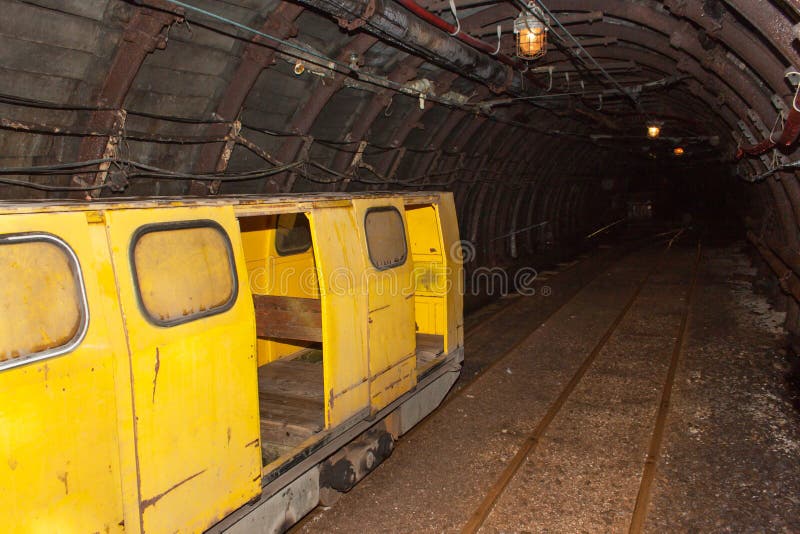undergroud railway шахты угольная шахта самомоднейшая Реальной подземной тоннель столба загоренный шахтой стоковое изображение rf undergroud railway шахты угольная шахта самомоднейшая Реальной подземной тоннель столба загоренный шахтой стоковое изображение rf