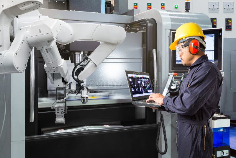 Underhållstekniker som använder den automatiska robotic handen för bärbar datordatorkontroll med CNC-maskinen i smart fabrik indu arkivfoto Underhållstekniker som använder den automatiska robotic handen för bärbar datordatorkontroll med CNC-maskinen i smart fabrik indu arkivfoto