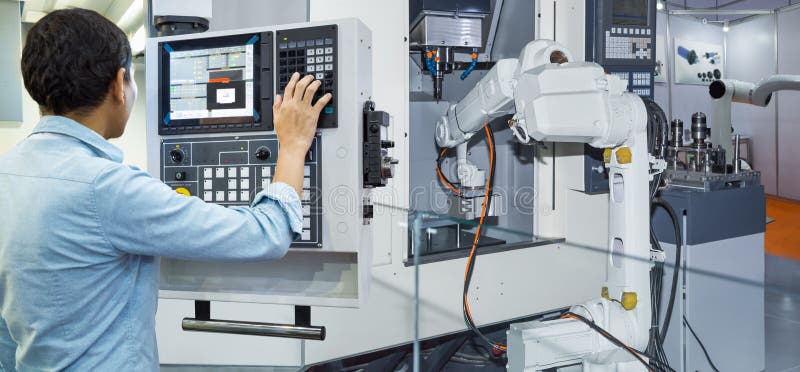 Underhållstekniker som kontrollerar industriellt robotic arkivfoton