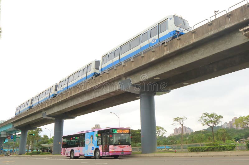 Underjordiskt drev och buss Taipei Taiwan för gångtunneltunnelbana royaltyfria foton Underjordiskt drev och buss Taipei Taiwan för gångtunneltunnelbana royaltyfria foton