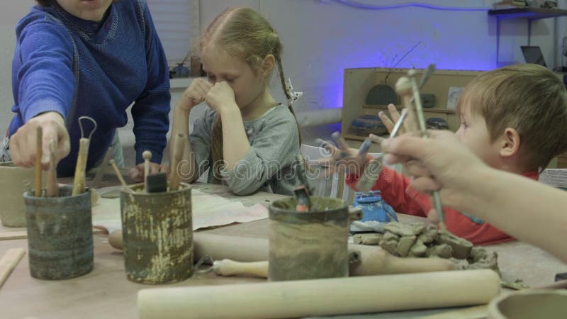 Underordnad klass i klassmodellering Keramiskt seminarium stock video