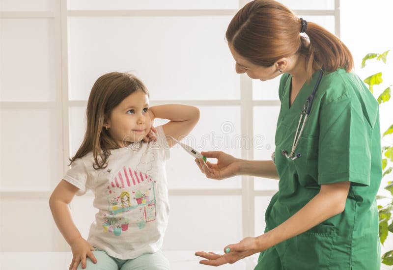 Undersökande barn för ung kvinnlig doktor på kontoret arkivbilder Undersökande barn för ung kvinnlig doktor på kontoret arkivbilder