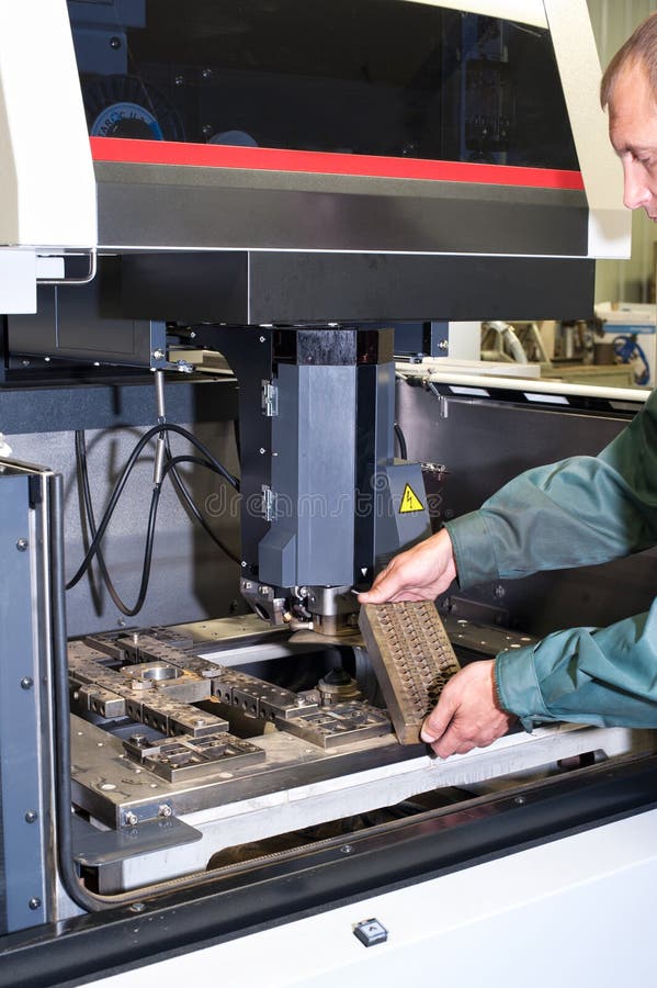 Undersökande metalldetalj för arbetare i industriell maskin för cnc fotografering för bildbyråer Undersökande metalldetalj för arbetare i industriell maskin för cnc fotografering för bildbyråer