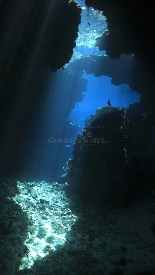 undervattens- grotta arkivbild undervattens- grotta arkivbild
