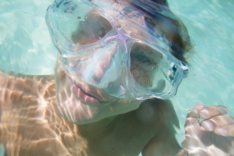 Undervattens- stående av pojken som snorklar i maskering royaltyfria bilder Undervattens- stående av pojken som snorklar i maskering royaltyfria bilder