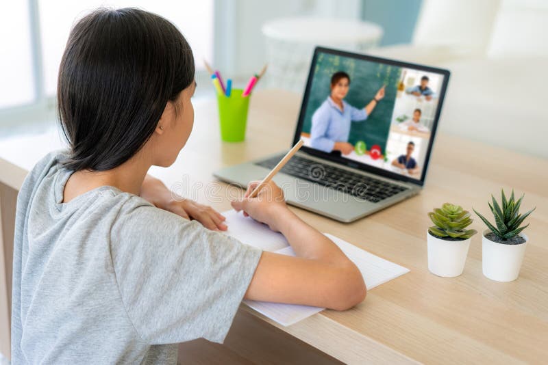 Undervisning i asiatiska studentkonferenser med lärare och andra klasskamrater på datorn i vardagsrummet i hemmet. hemskolning och