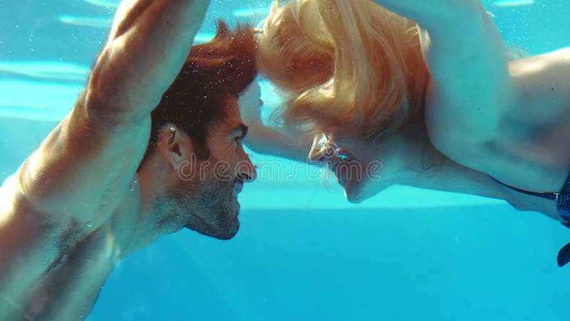 Underwater de beijo dos pares felizes