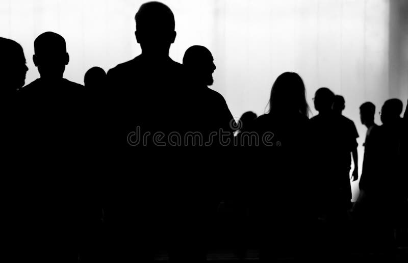 Undeutliches Schattenbild der Menge der jungen Leute, die m im nahen gehen stockbild Undeutliches Schattenbild der Menge der jungen Leute, die m im nahen gehen stockbild