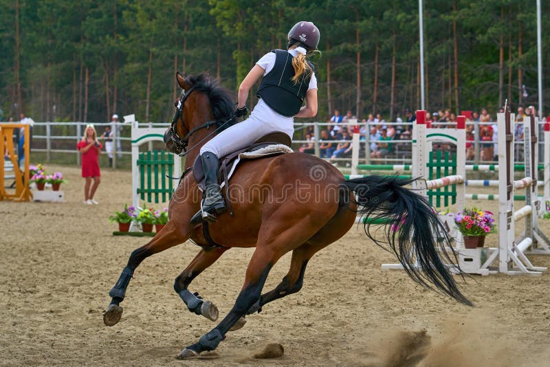 Undory Ulyanovsk region, Ryssland - September 2, 2018: Flickaryttaren som rider en häst, utför på rid- konkurrenser royaltyfri foto Undory Ulyanovsk region, Ryssland - September 2, 2018: Flickaryttaren som rider en häst, utför på rid- konkurrenser royaltyfri foto