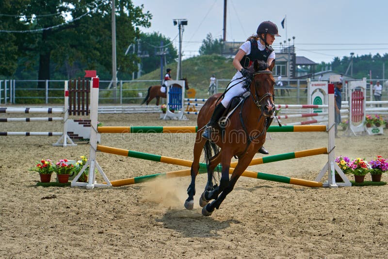 Undory Ulyanovsk region, Ryssland - September 2, 2018: Flickaryttaren som rider en häst, utför på rid- konkurrenser royaltyfria bilder Undory Ulyanovsk region, Ryssland - September 2, 2018: Flickaryttaren som rider en häst, utför på rid- konkurrenser royaltyfria bilder