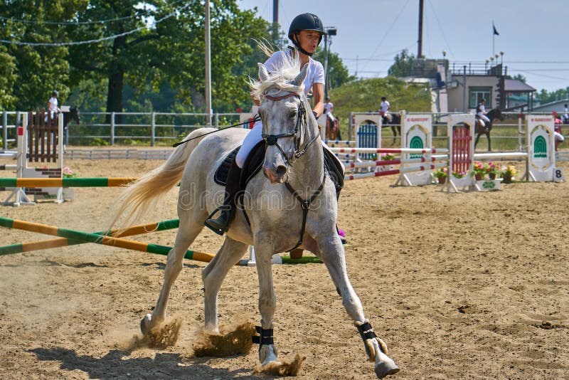Undory Ulyanovsk region, Ryssland - September 2, 2018: Flickaryttaren som rider en häst, utför på rid- konkurrenser royaltyfria foton Undory Ulyanovsk region, Ryssland - September 2, 2018: Flickaryttaren som rider en häst, utför på rid- konkurrenser royaltyfria foton