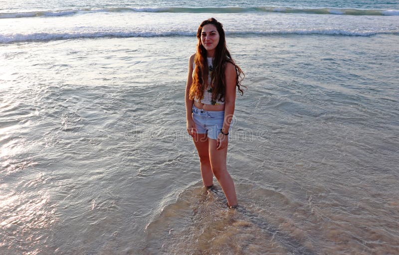 Une adolescente heureuse en mer photos libres de droits Une adolescente heureuse en mer photos libres de droits