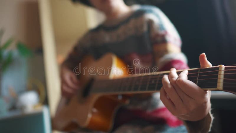 Une adolescente joue de la guitare dans sa chambre. concept de rêve de musique familiale heureuse. jeune guitariste adolescente. a banque de vidéos