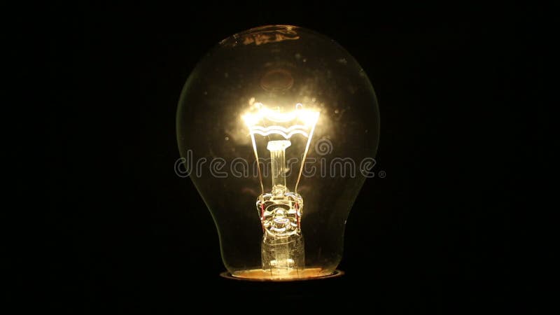 Une ampoule illumine une chambre noire, tout comme une idée dans notre esprit