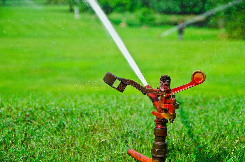 Système De Pulvérisation D'eau Automatique Pour Créer Un Effet De  Refroidissement Par Temps Chaud Pour Les Plantes Et Les Personnes