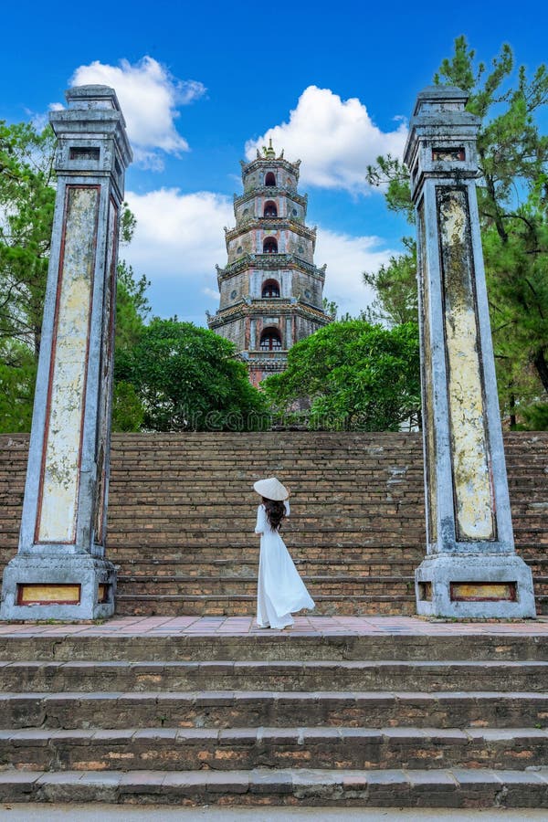 Une asiatique visite la pagode thien mu c'est l'une des anciennes pagode de la ville de hue. près de la rivière parfum dans la vil image libre de droits