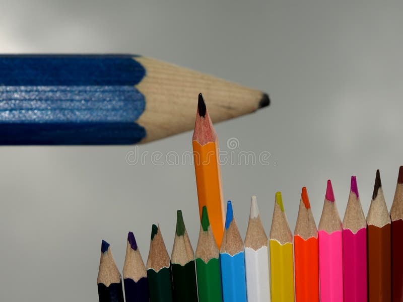 Une astuce standard de carbone monte devant un grand crayon brouillé image stock Une astuce standard de carbone monte devant un grand crayon brouillé image stock