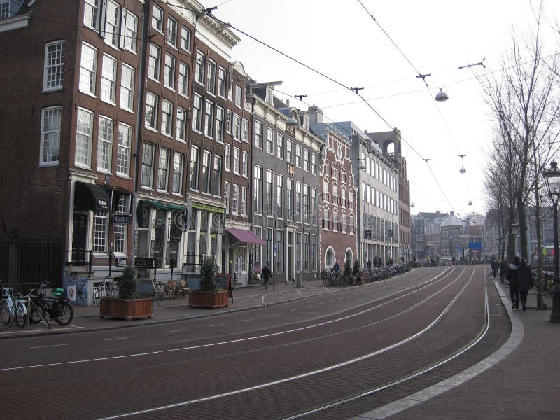 Une bande de tram sur une rue à Amsterdam image libre de droits Une bande de tram sur une rue à Amsterdam image libre de droits
