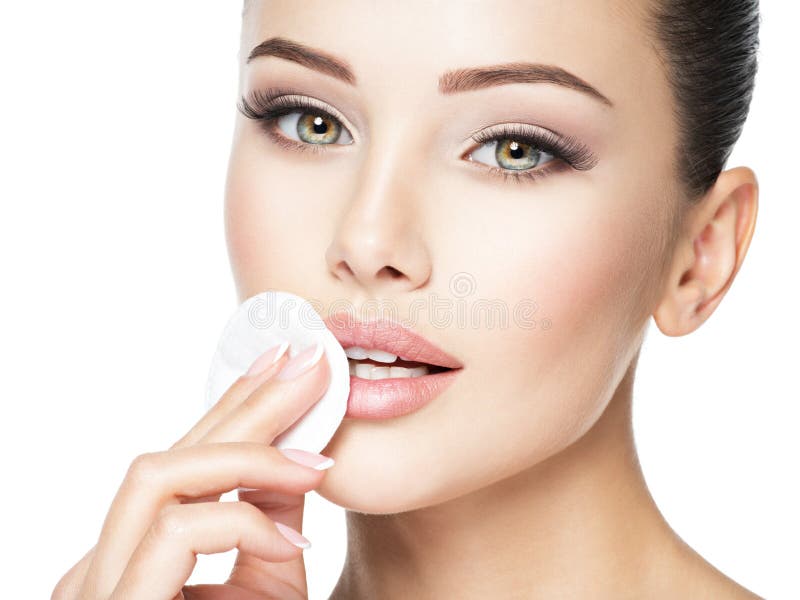 Belle Femme Nettoyant Son Visage Avec Un Traitement De Mousse Image stock -  Image du fille, fond: 37121499