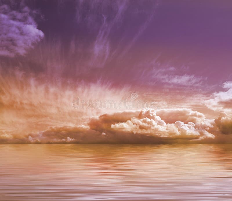 Une belle image de coucher du soleil avec de l'eau le ciel et profonds image libre de droits Une belle image de coucher du soleil avec de l'eau le ciel et profonds image libre de droits