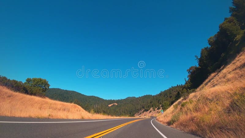 Une belle vue panoramique du paysage de la Californie d'une voiture mobile. banque de vidéos