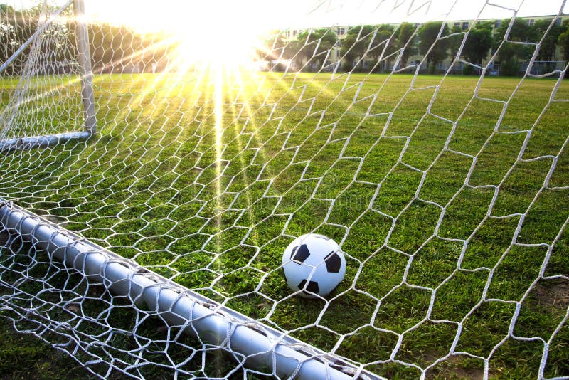 Une bille de football dans un domaine d'herbe photos libres de droits Une bille de football dans un domaine d'herbe photos libres de droits