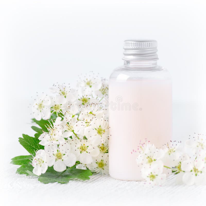 Une bouteille de cosmétique naturel de bébé avec des fleurs image libre de droits Une bouteille de cosmétique naturel de bébé avec des fleurs image libre de droits
