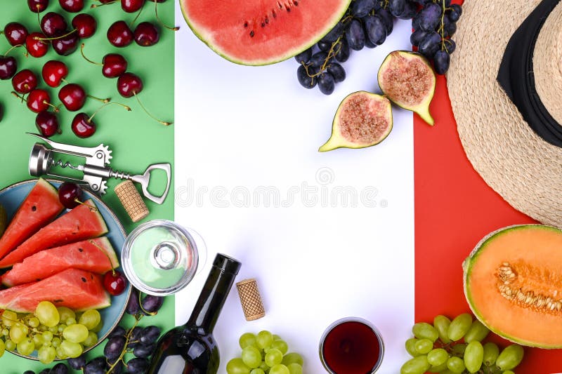 Une bouteille fruits de raisins de verre à vin de vin de différents et le drapeau de l'Italie. Contexte de symbole de pays. Le con image libre de droits