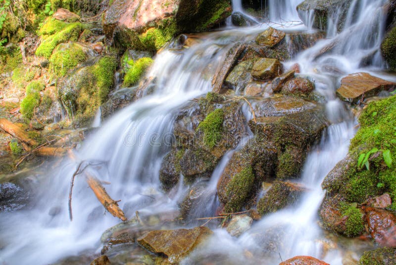 une cascade à écriture ligne par ligne plus pluvieuse photo stock une cascade à écriture ligne par ligne plus pluvieuse photo stock