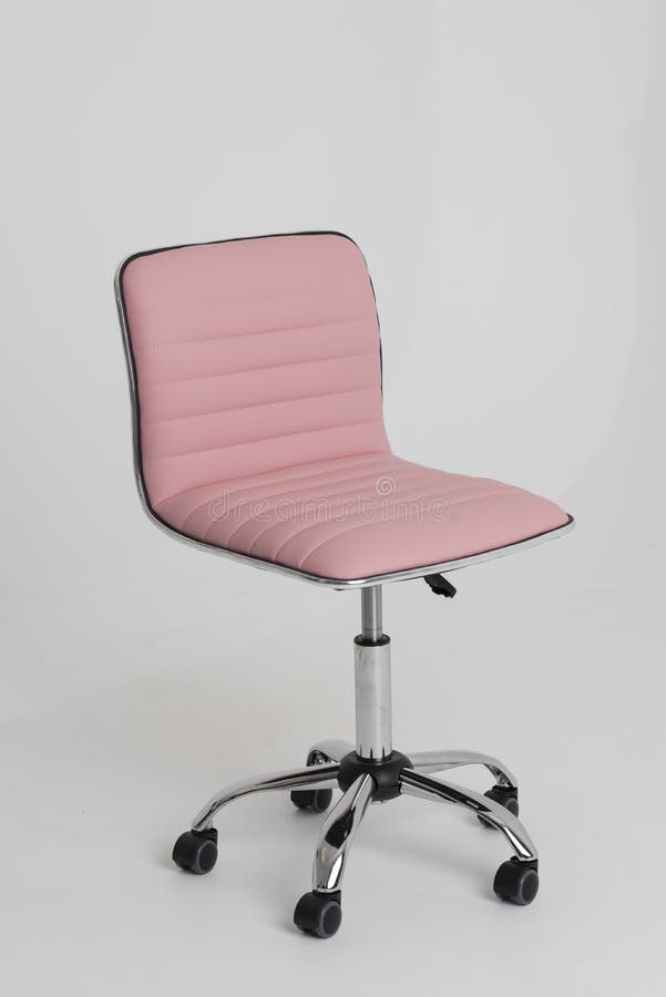 Une Chaise De Bureau Rose Sur Fond Gris Photo stock - Image du