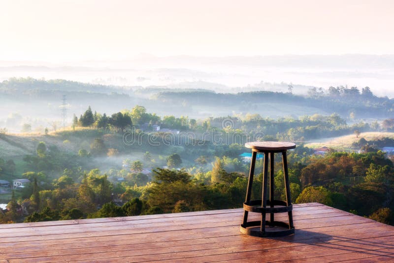 Une chaise sur le dessus de colline donc se reposant et adopter la position de la chaîne de montagne de Khao-Kho plus d'avec le b images stock Une chaise sur le dessus de colline donc se reposant et adopter la position de la chaîne de montagne de Khao-Kho plus d'avec le b images stock