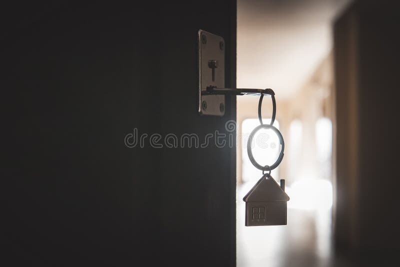 Une clé dans une serrure avec icône de maison processus d'ouverture de la porte d'entrée de l'appartement image stock Une clé dans une serrure avec icône de maison processus d'ouverture de la porte d'entrée de l'appartement image stock
