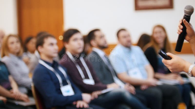 Une conf?rence d'affaires Les gens s'asseyant sur les chaises et ?coutant la conf?rence Une femme parlant sur l'étape avec a