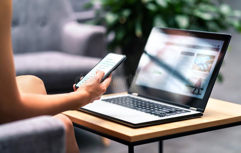 Une connexion wi-fi sans fil pour le travail à distance en lobby ou de café de l'hôtel bar salon de l'aéroport. Téléphone et ordin photographie stock libre de droits