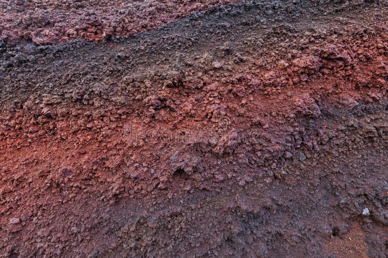 Une coupe de terre avec des roches et du sol rouge image libre de droits Une coupe de terre avec des roches et du sol rouge image libre de droits