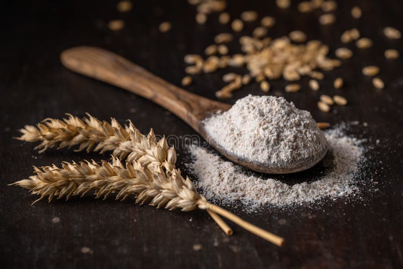 Une Cuillère à Tas De Farine Photo stock - Image du pâte, cuisine