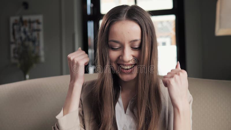 Une dame excitée obtient une nouvelle opportunité d'emploi à distance lit bonne nouvelle se réjouit la victoire. banque de vidéos