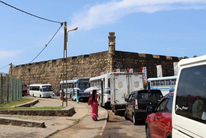 Une dame locale de Sinhalese marchant autour du fort de Galle photos stock Une dame locale de Sinhalese marchant autour du fort de Galle photos stock
